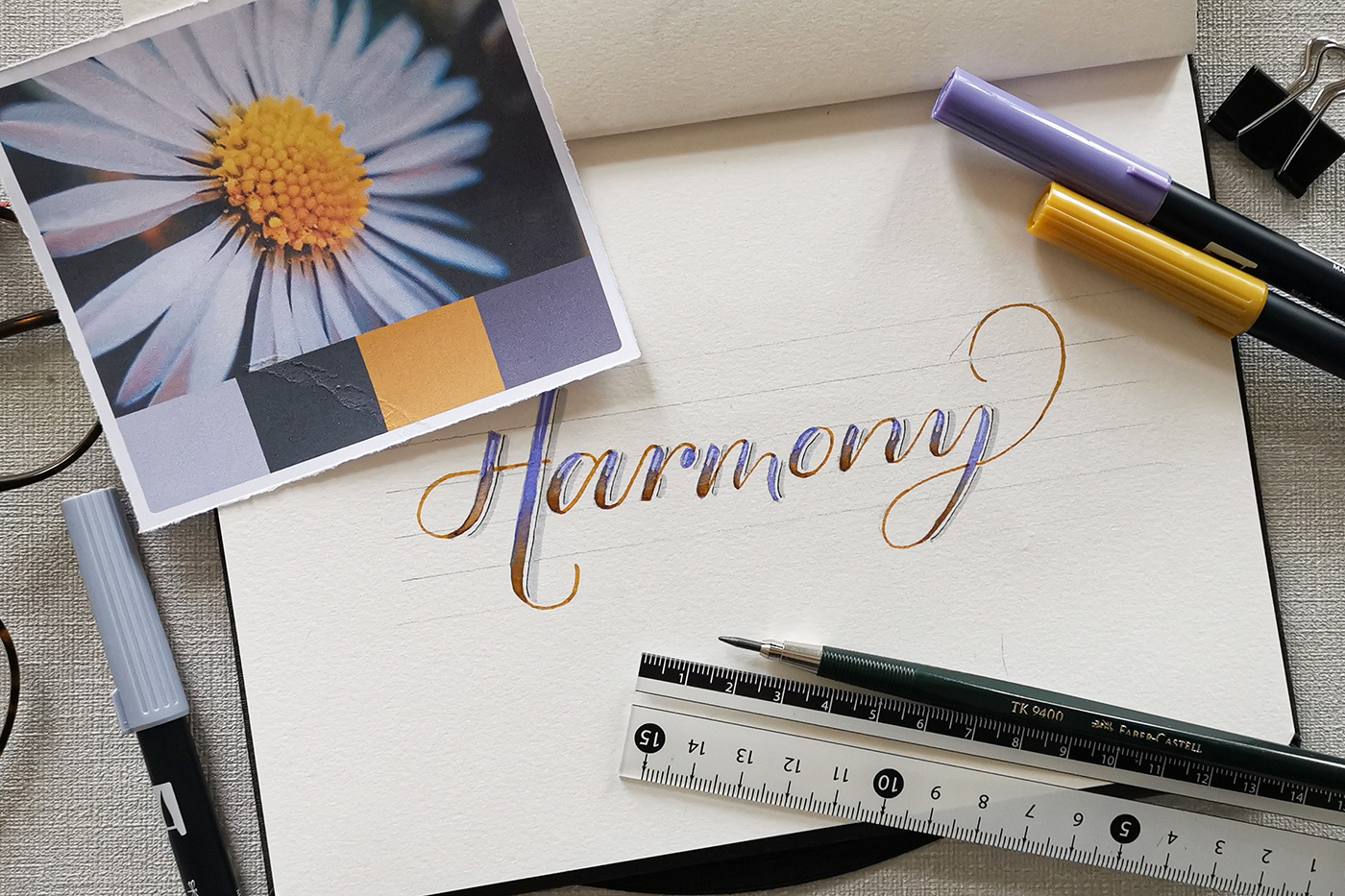 Hand Lettering Harmony mit Farbverlauf und Referenzbild einer Blume